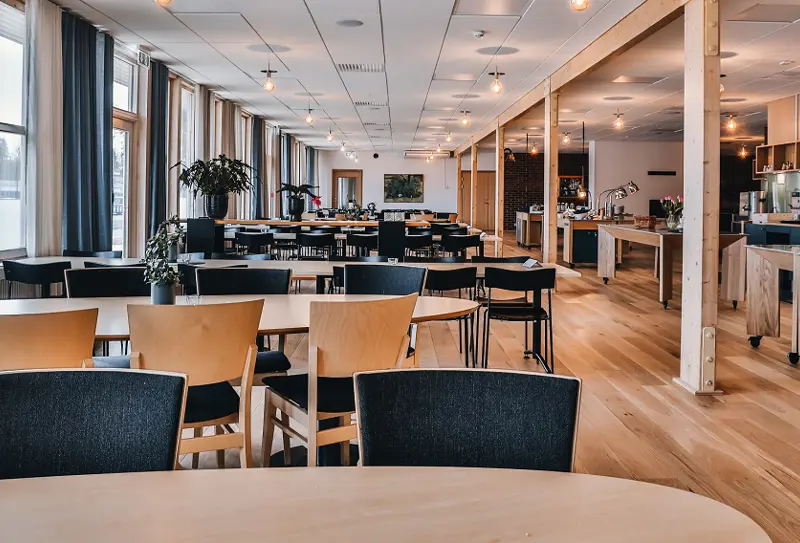 Vi söker ett restaurangbiträde på 80%.